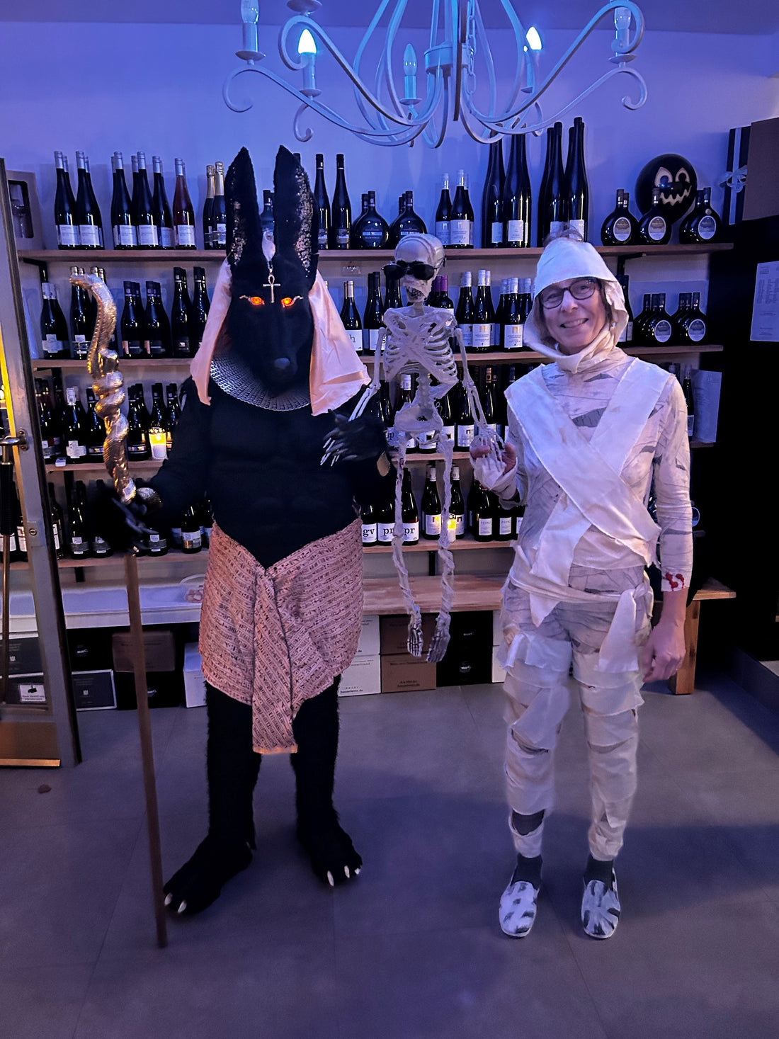 Halloween-Weinprobe im Menzinger Weinladen – Wenn der Wein zur Geisterstunde ruft